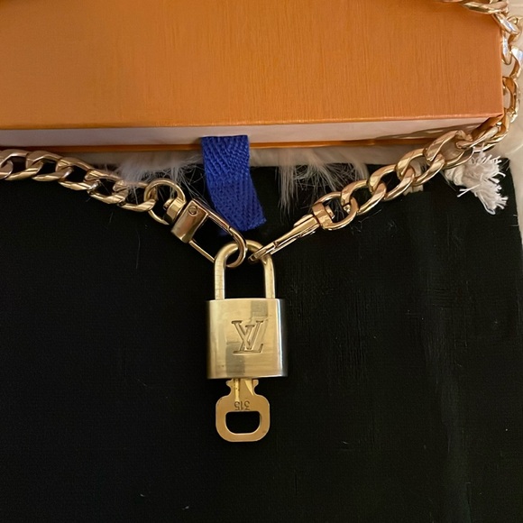 Louis Vuitton Gold Lock - Picture 2 of 6